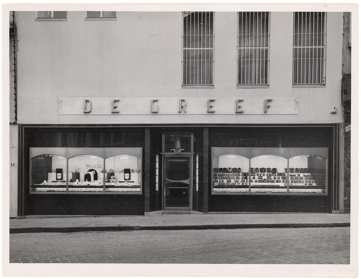 Simone Guillissen- Hoa, Jacques Dupuis Jewellery De Greef, rue au Beurre I Boterstraat, Brussels 1953<br> © CIVA Collections, Brussels - Photo: Sergyels & Dietens	