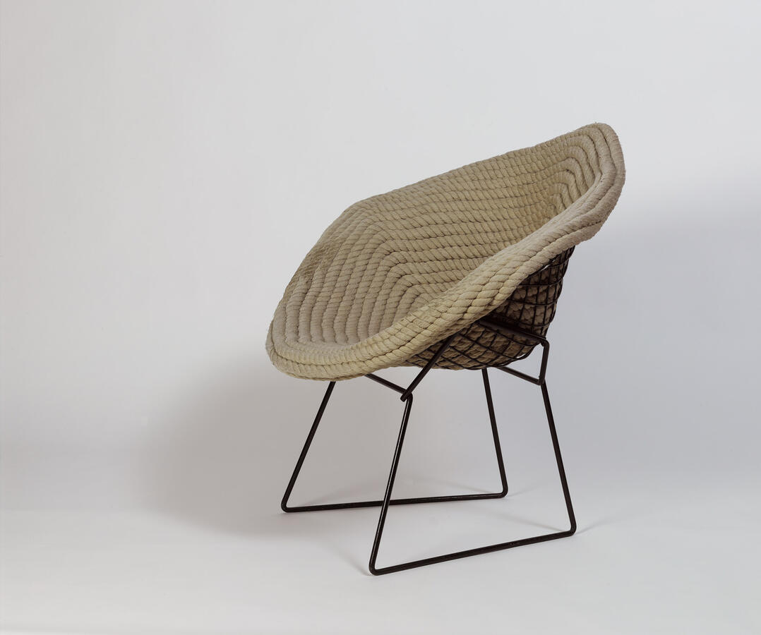 Tapta, Assise en textile pour les fauteuils Diamand (Harry Bertoia, 1952) de Simone Guillissen-Hoa, 1979. Collection Jean-Pierre Hoa <br> © SABAM Belgium 2024	