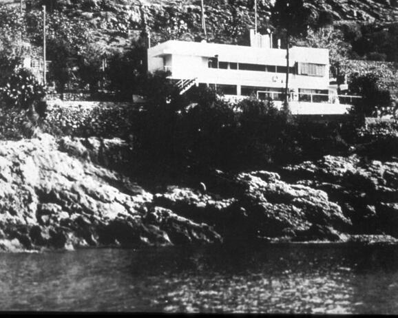 Eileen Gray: E.1027, Roquebrune—Cap Martín, 1926—29. View from the sea.