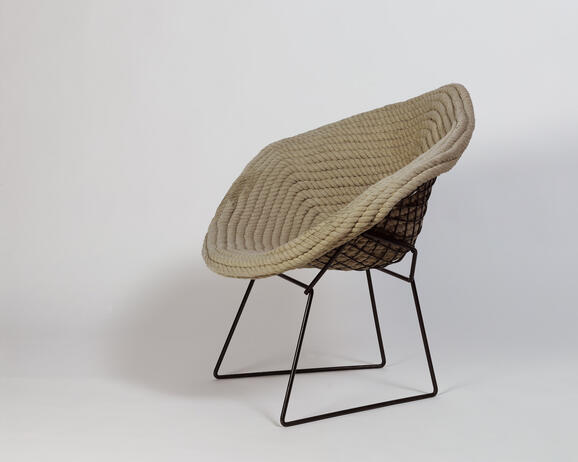 Tapta, Assise en textile pour les fauteuils Diamand (Harry Bertoia, 1952) de Simone Guillissen-Hoa, 1979. Collection Jean-Pierre Hoa 
